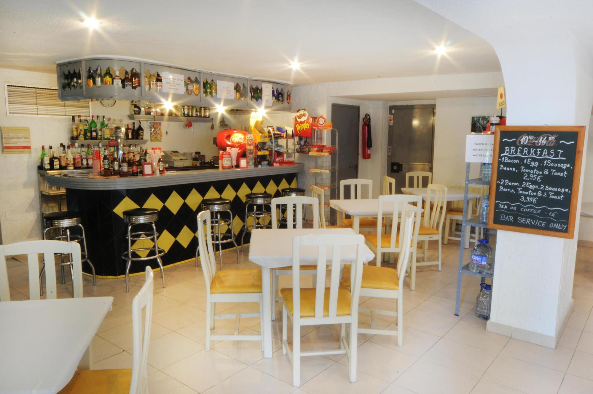 Halley Hotel & Apartments Affiliated By Melia Бенидорм Екстериор снимка